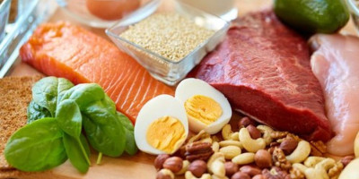 Često čujete savete da jelovnik treba da bude bogat proteinima, stručnjaci upozoravaju na nešto što mnogi zanemaruju – preterano unošenje proteina može imati negativan uticaj na zdravlje.