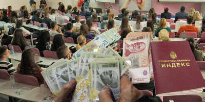 Samofinansirajući studenti na osnovnim, master, doktorskim studijama i studenti na studijskim programima na engleskom jeziku dobiće povraćaj u iznosu od 50 odsto ukupne školarine.