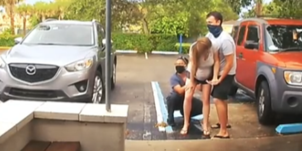 Porodila se na nogama! Šokantna scena na parkingu - beba izletela kroz šorc (VIDEO)