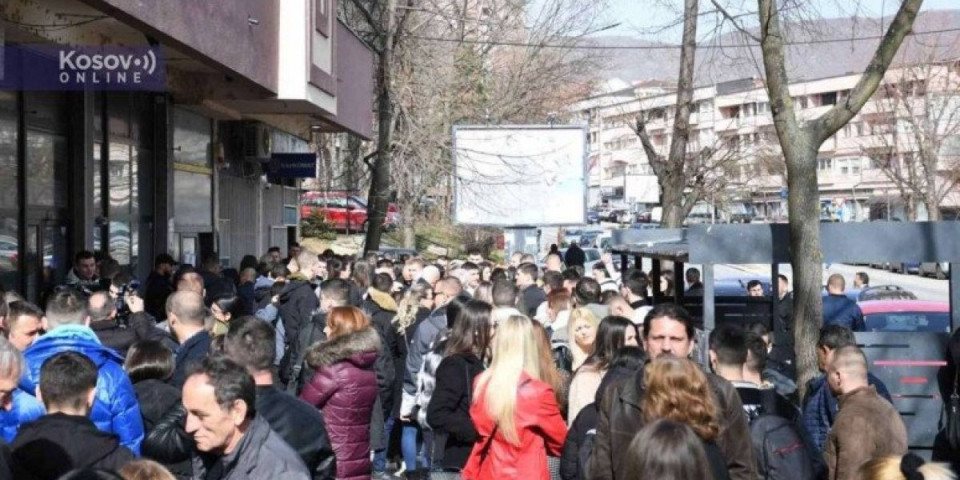 "Ne znam dokle će se moći ovako..." Studenti i mladi čekaju isplate ispred Poštanske štedionice u Severnoj Mitrovici!