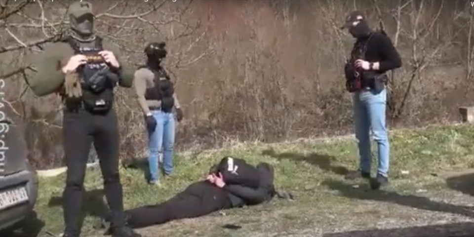 Snimak hapšenja saučesnika ubice Milana Šuše! Specijalci ga oborili, pao na zemlju sa rancem! (FOTO, VIDEO)