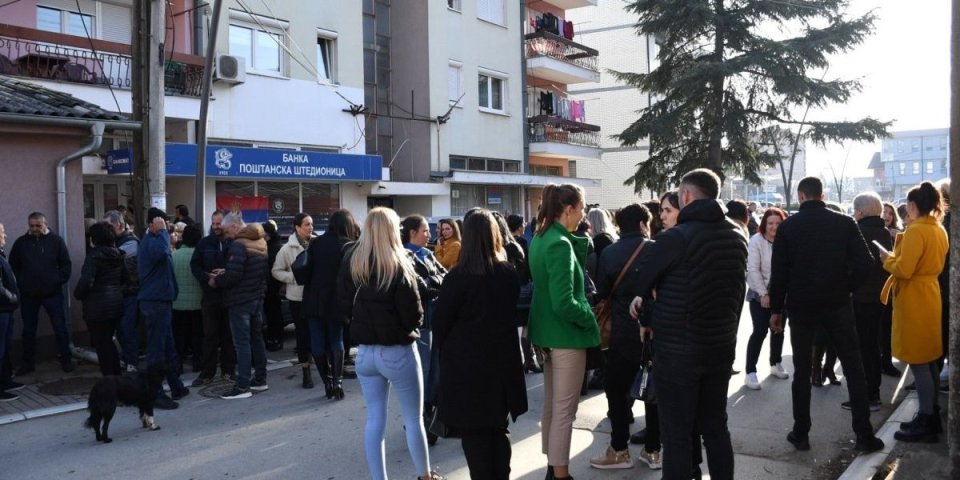 Građani i dalje čekaju svoj dinar! Ispred ekspoziture PŠ u Zubinom Potoku jutros najviše žena zaposlenih u "Jumku" (FOTO)