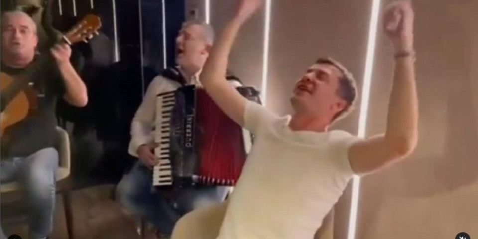 Saša Ilić zaplakao u kafani! Navijačka himna mu naterala suze na oči (VIDEO)