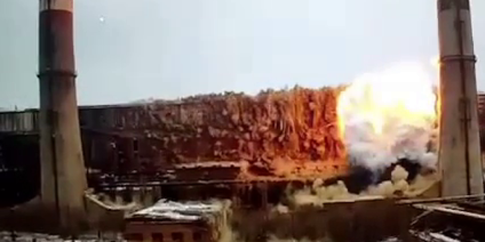 (VIDEO) Stravičan snimak! Rusi poslali vođenu bombu na termoelektranu! Od siline udarca zatresao se ceo grad!