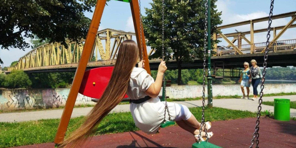 Zlatokosa iz Ćuprije ima kosu dugu 123 cm! Pitate se kako je održava?