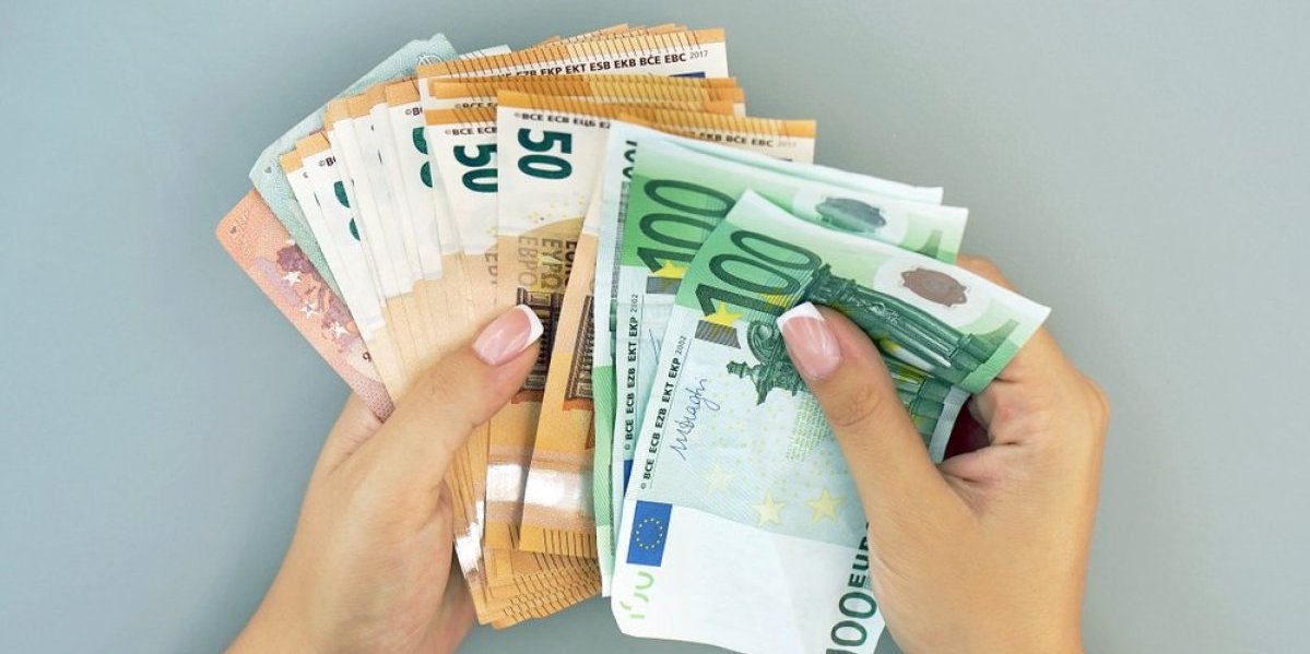 Žena našla na ulici mušku pederušu sa dokumentima i 3.500 evra: Otišla na adresu da vrati izgubljeno, pa doživela šok!
