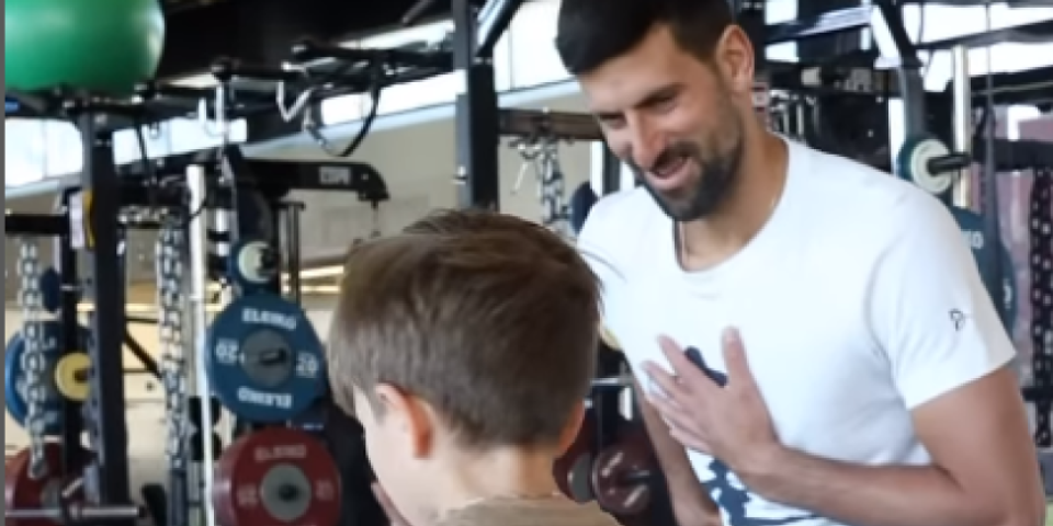 Stefan imitirao Novaka dok diže tegove! Porodica stalno uz našeg asa (VIDEO)