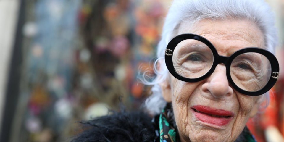 Ko je bila Iris Apfel? Postala model u 97.  godini, 9 puta restaurirala Belu kuću, a evo šta je uradila sa svojim nakitom