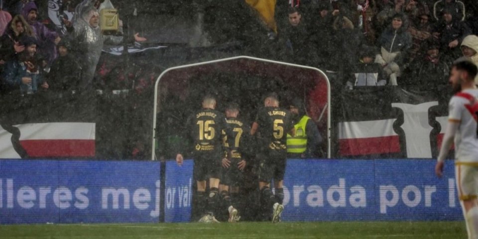 Stravična oluja pogodila Madrid! Utakmica Primere prekinuta, stadion se "raspao" pod udarom kiše! (VIDEO)