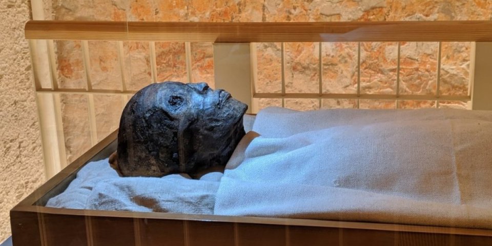 (FOTO) Užas: Masakrirana Tutankamonova mumija! Veliki faraon varvarski obezglavljen - Umesto trijumfa nauke usledio je talas sramote