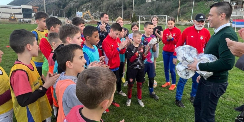 Deco, sport neka vam bude kultura življenja! Milićević u poseti mladim fudbalerima iz Crne Gore (FOTO)