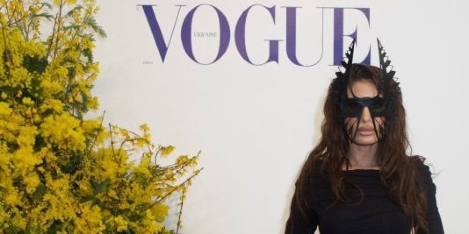 Srpska pevačica gost "Vogue" žurke u Parizu! Didi Džej se pojavila u skupocenoj haljini, a tek da joj vidite naočare (VIDEO)