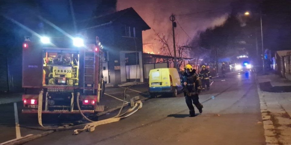 Veliki požar kod Čačka: Vatra izbila u kuhinji