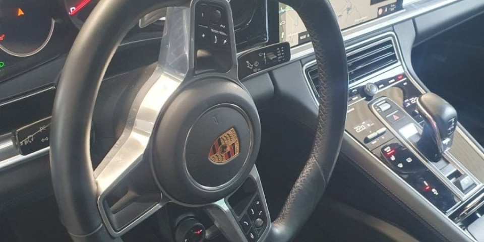 Šok scena u Beogradu: Namerno se zaleteo na mladiće na trotoaru, nabacio ih na haubu "poršea"