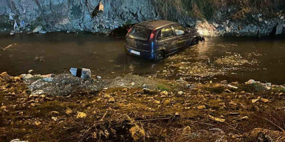 Sleteo "golfom" u reku Jošanicu u Novom Pazaru! Vozaču i automobilu se izgubio svaki trag! (FOTO)