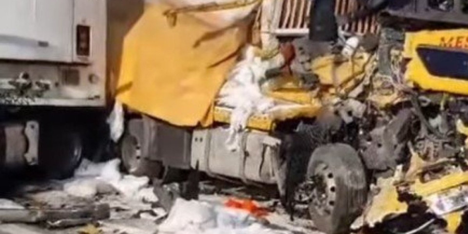 Snimak jezivog sudara dva kamiona: Kabina uništena, rasut tovar kod Dobanovačke petlje