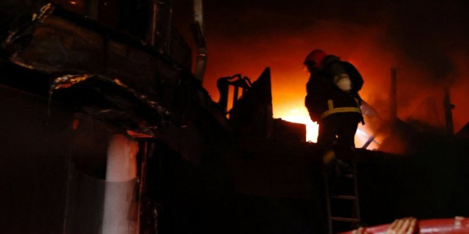 Vatra buknula između dve zgrade u Novom Sadu, sumnja se da se zapalio napušteni objekat (VIDEO)