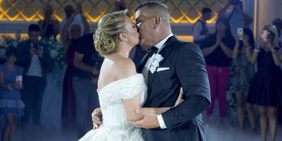 Pevačica se udala, a niko od kolega joj nije ni čestitao! "Za mog supruga su govorili da je deda"