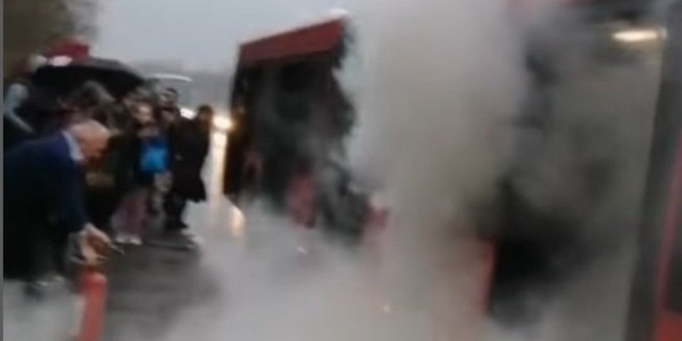 Izgoreo autobus na liniji Beograd-Lazarevac! Gusti dim kulja na sve strane, nastala panika! (VIDEO)
