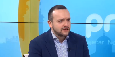 Opozicioni politikolog Boban Stojanović rekao je da ne bi trebalo ispitivati studente blokadere o EU i Srebrenici jer se na taj način deli društvo.