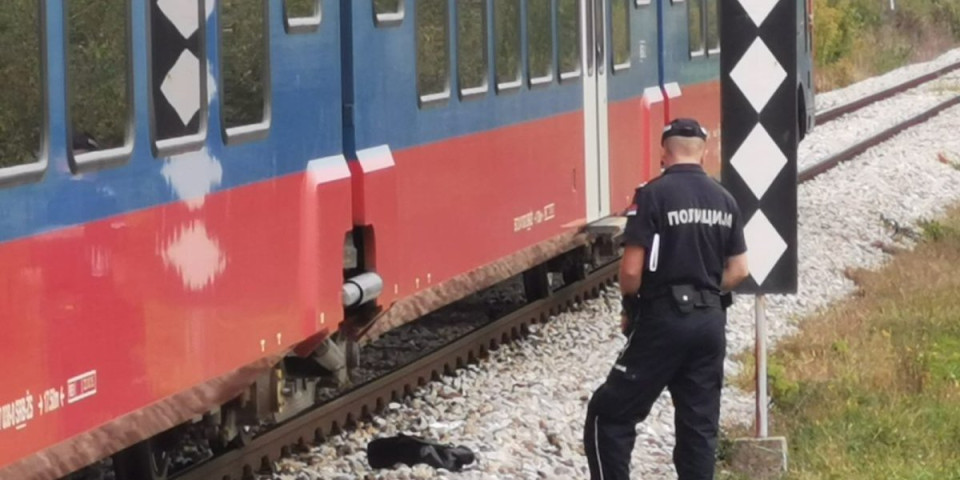 Poznato u kakvom je stanju žena koju je juče kod Čačka udario voz: Sedela na pruzi