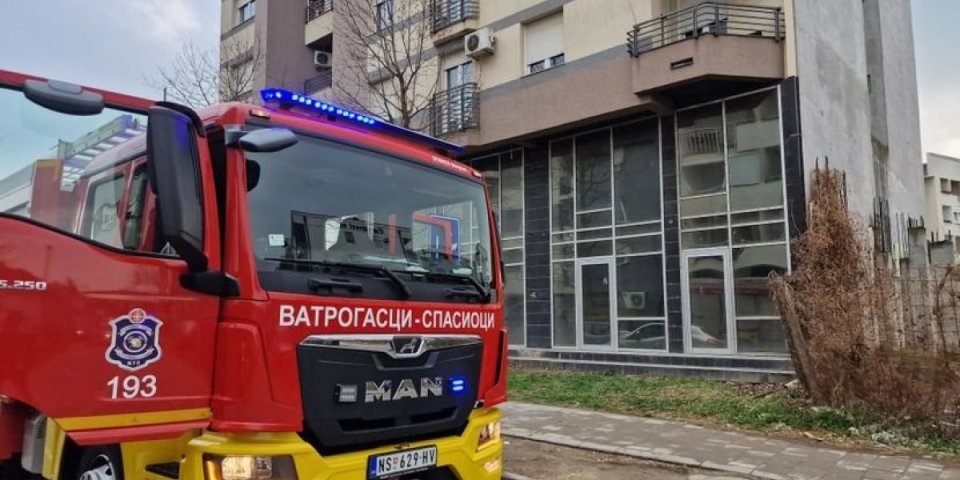 Bukti požar u stambenoj zgradi u Novom Sadu: Vatrogasci na nogama