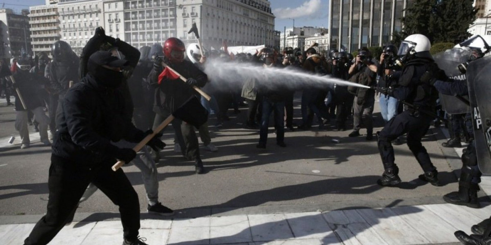 Rat studenata i policije u Atini: Besni zbog novog zakona (FOTO)