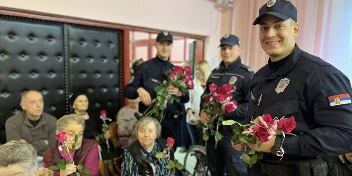 Cveće za dame iz gerontološkog centra! Pripadnici PU Niš 8. marta nisu zaboraviili najstarije sugrađanke (FOTO)