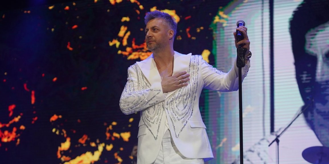 Boki Leksington sišao sa scene i zaplesao sa ženom: Usred koncerta se strasno ljubili (VIDEO)