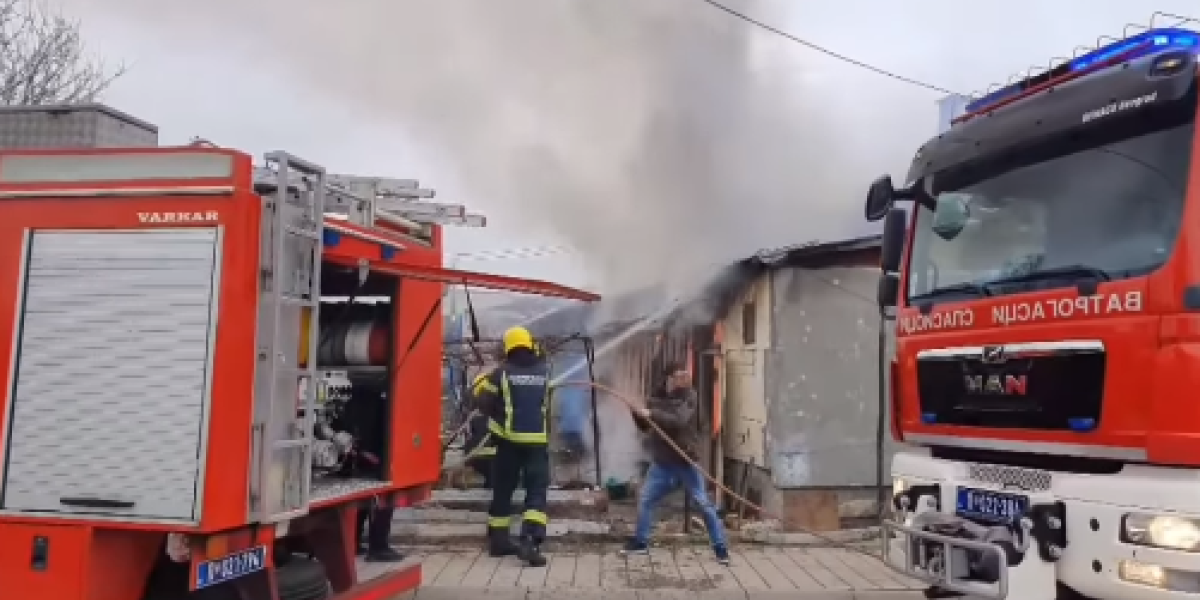 Izgorela kuća u Zaječaru! Efikasnom akcijom vatrogasci sprečili širenje požara (VIDEO)