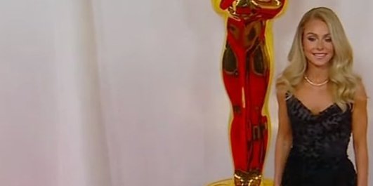 Čipka malo toga ostavlja mašti! Poznata plavuša dominirala u seksi haljini na dodeli Oskara (FOTO)