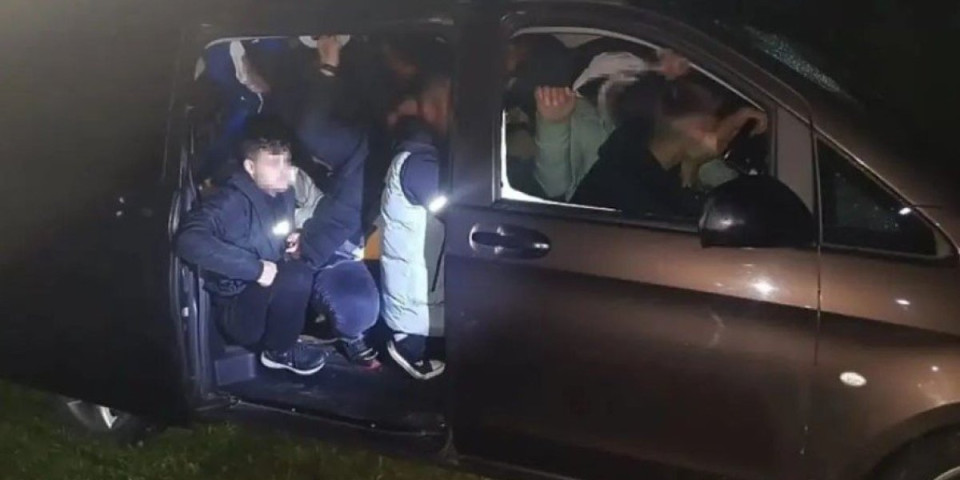 Sudar kombija i automobila: Više od 40 migranata se razbežalo po šumi u Vrbovi