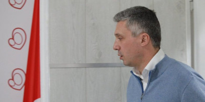 Politički penzioner Boško Obradović, koji je nedavno najavio povratak u politiku ali mu to dosta kilavo ide, po ko zna koji put je demonstrirao da je neviđeni licemer i da mu je lični interes iznad bilo kakvih principa za koje se navodno zalaže.