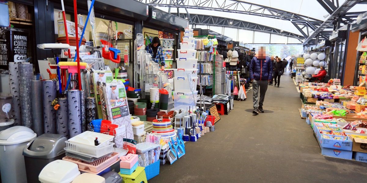 Zbog slike sa buvljaka se podigla Srbija: Svi tragaju za jednim mladićem (FOTO)