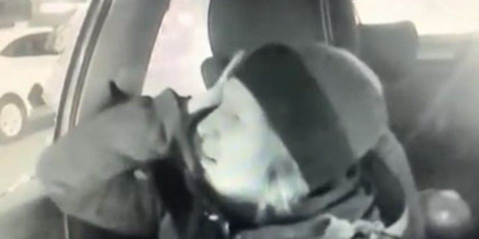 Manijak prebio gluvonemu devojku! Razbio staklo na taksiju, pa je udario pesnicom: Kamera sve zabeležila (VIDEO)