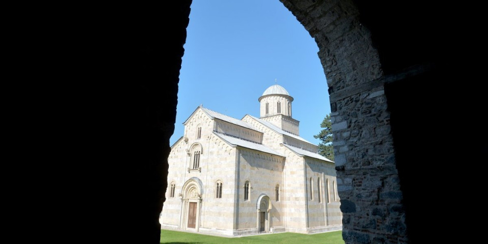 Čudo božje u srpskom manastiru! U vinogradu Visokih Dečana izrastao divan grozd (FOTO)