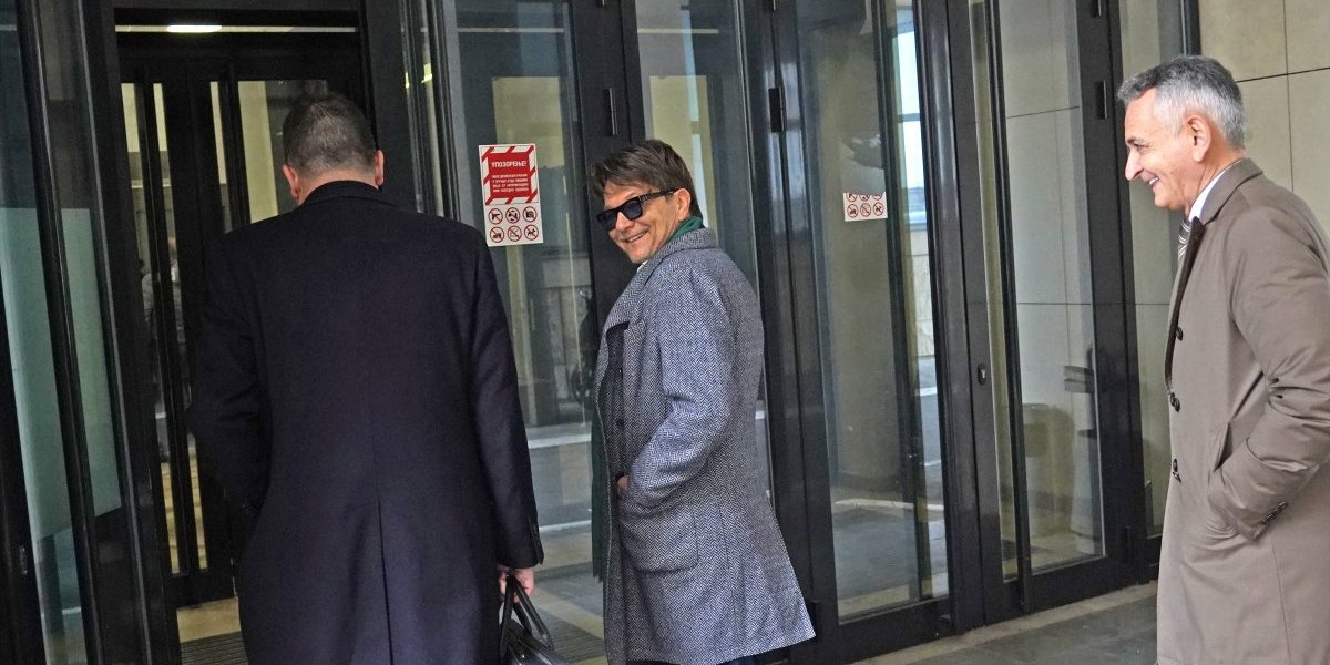 Siledžija Bjelogrlić nasmejan ulazi u sud! Glumac se tereti za prebijanje reditelja Antonijevića u Nišu (FOTO)