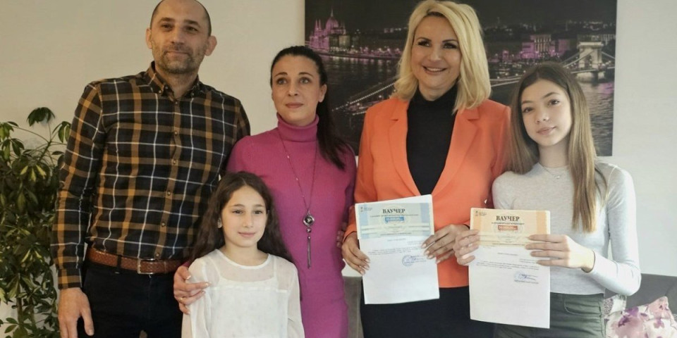 Vaučeri u pravim rukama! Ministarka posetila porodicu Stojisavljević
