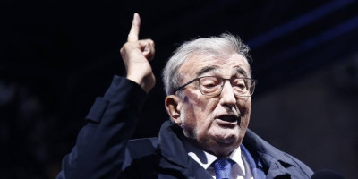 Ideolog blokadera Čedomir Čupić javno je zapretio predsedniku Srbije Aleksandru Vučiću preko Šolakovih medija.