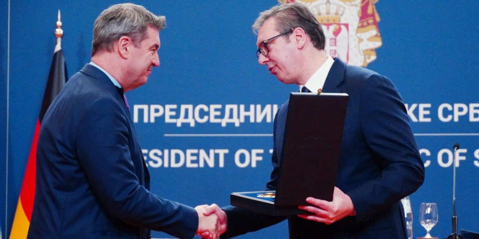 Vučić uručio Orden Republike Srbije na lenti predsedniku Vlade Bavarske!