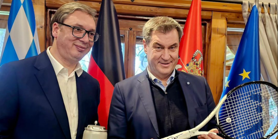 (VIDEO) Za Zedera Novakov reket, Vučiću krigla čuvenog piva: Predsednik i šef Bavarske razmenili poklone
