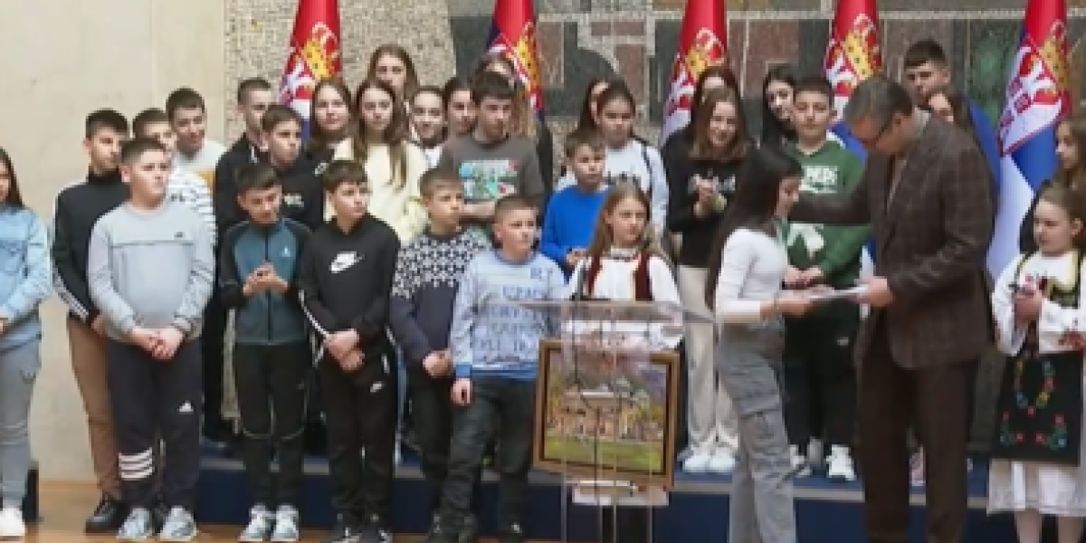 Kosovo je celo crveno, plavo, belo! Devojčica u znak zahvalnosti uručila poklon predsedniku Vučiću
