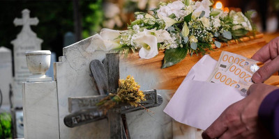 U urbanim sredinama smrt se često svodi na administrativni čin i tiho okupljanje porodice, dok selo i dalje čuva vekovne običaje koji prate poslednji ispraćaj, od kojih su neki krajnje jezivi.