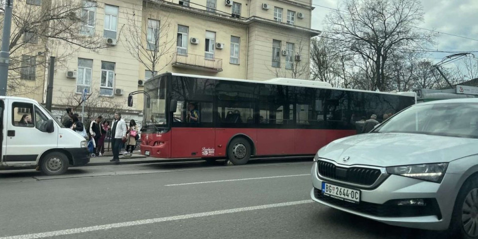 Incident na Čukaričkoj padini: Putnik udario vozača autobusa na liniji 56!
