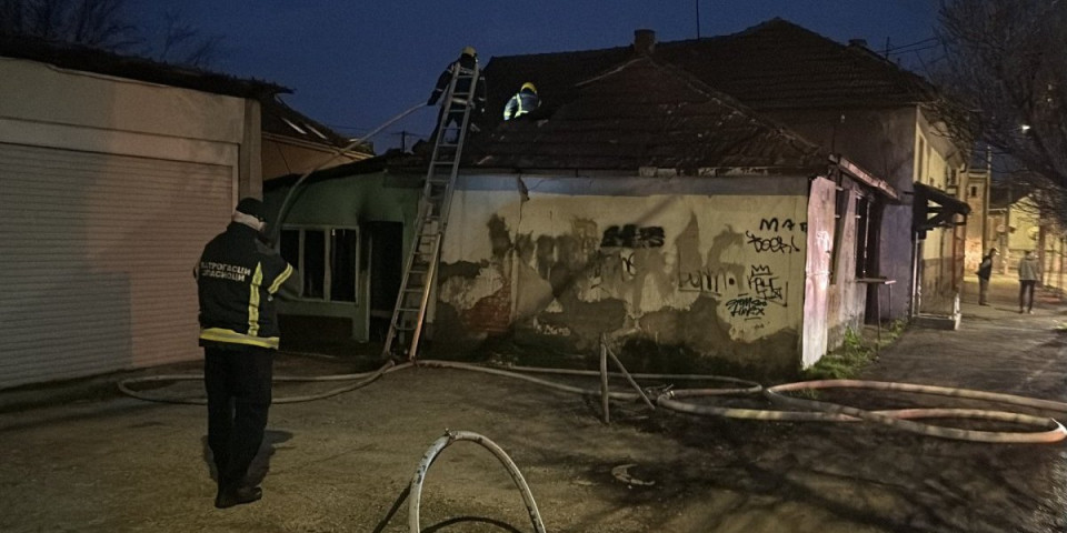 Gori kuća u širem centru Čačka! Izbio požar, vatrogasci pokušavaju da lokalizuju plamen (FOTO)