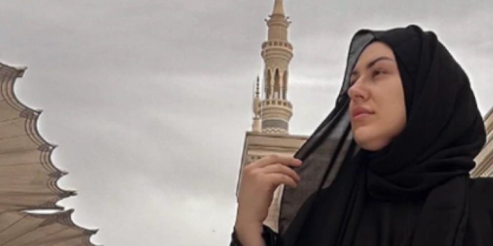 Ona je pobedila opaku bolest! Pevačica Zvezda Granda otišla u Medinu za vreme Ramazana: "Dobila sam poziv Gospodara i odazvala mu se"