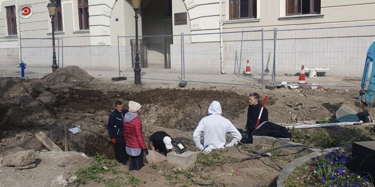 Čačani, šta ste to iskopali - tu je i skelet? Ispred škole "gungula", odmah stigli i stručnjaci (FOTO)