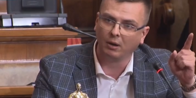 Predsednica Skupštine Srbije Ana Brnabić rasturila je Miloša Parandilovića u Skupštini Srbije.