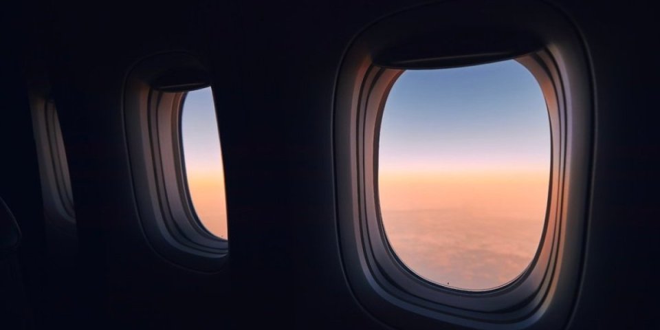 U kabini aviona postoje mali trouglovi! Stjuardesa otkrila čemu oni služe (VIDEO)