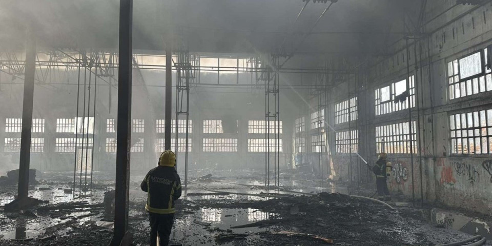 Evo kako sada izgleda fabrika koja je izgorela na Konjarniku: Prve fotogafije posledica požara (FOTO)